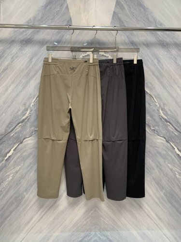 25春夏新品户外拼接鸟速干面料休闲长裤，专为户外活动设计，融合了功能性与舒适性，是户外爱好者的理想选择。首先，长裤采用先进的速干面料，能够迅速吸湿排汗，保持干爽
