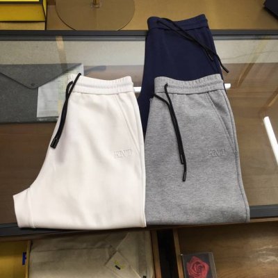 专柜新品 Kiton -2025春夏新款男士时尚百搭休闲裤直筒裤运动裤。采用高支数环保棉质纤维面料，立挺有型抗皱，软糯亲肤，上身舒适度极高，侧兜饰以品牌字母Lo