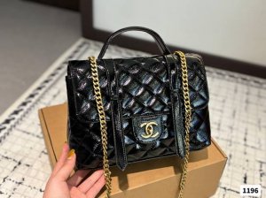 礼盒 香奈儿新款 一如既往软糯的皮料， 很有质感又很轻松的一个包型 貌美又实用 尺寸：26 .20