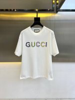 gucc古驰 2025Ss圆领短袖T恤 双纱精梳棉面料 以天然植物纤维提炼出来 手感柔软 穿着舒适 完全不易有刺激皮肤 这样的面料吸湿性 透气性良好 胸前数码立