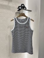 miumi*2025新品上架 丝毛条纹背心 定制Yb丝毛材质 质感高级舒适 还原Yb品相 常规背心剪裁 领口袖口以白色包边装饰 大身黑白细条纹交织胸前刺绣装点标