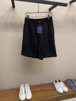 LV路易家 本款短裤采用细腻棉质混纺针织塑造宽松廓形，令左侧品牌标识幻彩莱茵石标识映现莹泽虹彩，再以柔软罗纹腰部传递优雅格调。可轻松融入休闲造型，亦可与同款 T