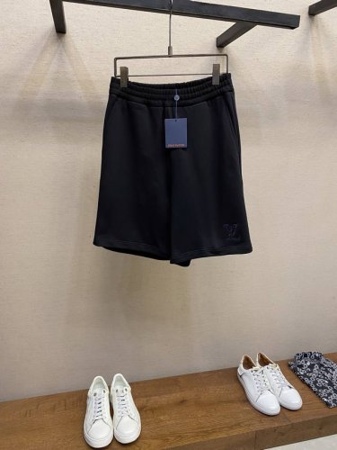 LV路易家 本款短裤采用细腻棉质混纺针织塑造宽松廓形，令左侧品牌标识幻彩莱茵石标识映现莹泽虹彩，再以柔软罗纹腰部传递优雅格调。可轻松融入休闲造型，亦可与同款 T