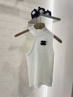 Chane*2025新品上架 斜挖肩挂脖针织背心 定制Yb进口纱线织造 质感高级舒适 挂脖针织背心 单侧不规则斜裁挖肩设计 手工缝制珍珠装点 配合立体双C装饰