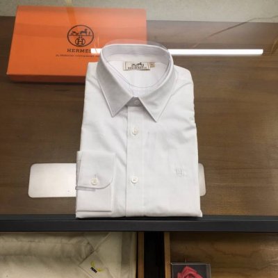 新品 爱士 2025商务休闲格纹长袖衬衫！ 版型：高端的时尚美学设计结合立体裁剪的版型，使穿着更具舒适性和观赏性。 面料：甄选的顶级瑞士Alumo阿鲁姆公司12