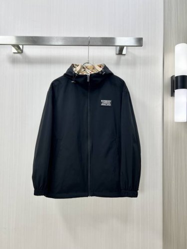 Burberry 巴宝莉 2025Fw早春新品 斜格纹马术徽标外套 格纹斜纹面料打造 反面为纯色尼龙材质 搭配及腰衣摆 饰有马术骑士徽标贴花 呈现休闲宽松版型