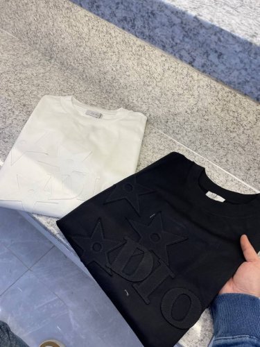 Cd迪澳25 Ss新品春夏首发专柜 最新款短袖圆领T恤高端订制 设计前卫时尚！品牌Logo重工艺设计高端定制欧棉180克面料手感柔软.穿着舒适.专柜级别精致车线