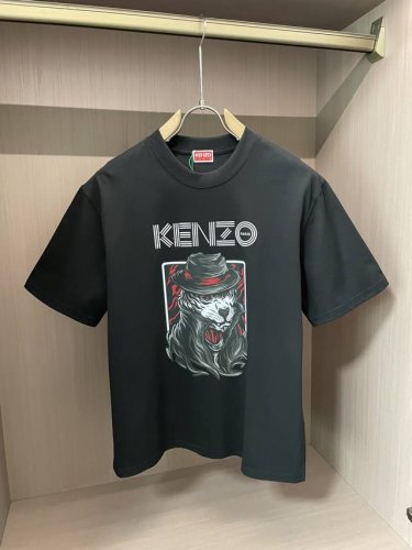 kenzo 2025新款 圆领 短袖 T恤 高端版本！专柜定制面料 透气舒适度高，细节无可挑剔，品牌元素设计理念，体现高品质。手感细腻柔软！呈现休闲裁剪，上身版