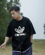 上新！元素碰撞，超级吸睛！Adidas 阿迪达斯三叶草情侣款圆领短袖T恤，全部采用上等原料，质感好颜色鲜明！ 这种款式上身回头率超高！基础款的圆领Tee,男女均