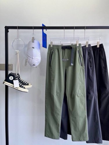 130 【Fog卡扣腰带工装裤】 fog Essentials Fear Of God 卡扣腰带工装裤直筒裤，版型超正的百搭神裤，上身巨好看，搭配经典皮标设计，