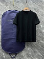 Lv 2025春夏新款男女同款短袖T恤 专柜同步发售 定制专属.纯棉面料 定制原版工艺螺纹 胸前重工凹凸字母Logo工艺设计 简约大方 从容百搭 档次极高 完美