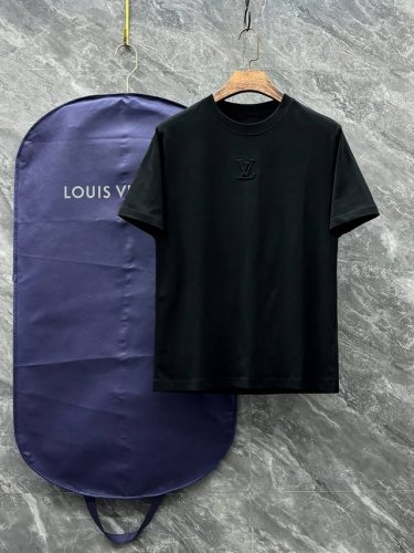 Lv 2025春夏新款男女同款短袖T恤 专柜同步发售 定制专属.纯棉面料 定制原版工艺螺纹 胸前重工凹凸字母Logo工艺设计 简约大方 从容百搭 档次极高 完美