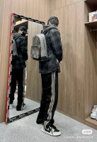 lv 黑色格纹双肩包 双肩包是男孩子日常出街的必备神器 一款高品质的包包不仅提升了男孩子的气质 还很吸引女孩子的眼晴哟 黑色格纹跟棕色老花比起来 看上去更加特别