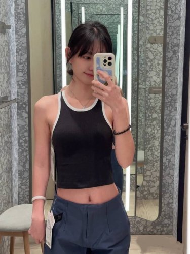 黑色模特图 -Lululemon Ebb拼色背心 新款经典款内带胸垫，穿起来质感更佳 每个姐妹都必须拥有的Lululemon经典背心一- Ebb To Stre