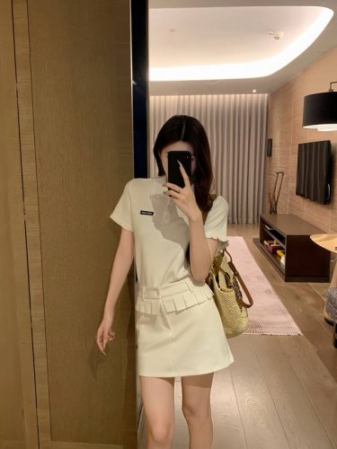miumiu缪缪定制字母小标花边翻领短袖短裙套装 款号：25670605320 颜色：灰色 白色 尺码：Sml S码80-95斤 M码95- 斤 L码 -125