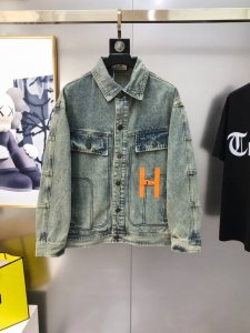 p350 H*Rmes 爱马仕2025早春新款原单男士翻领牛仔外套 高端定制 爆款 时尚百搭 绣Logo皮标设计 采用原版进口丹东牛仔纯棉面料 手感柔软细腻 上