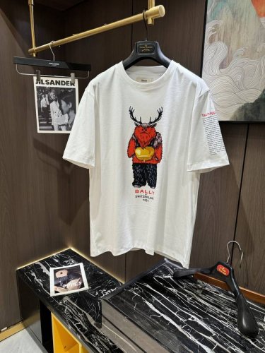 p230 Bally2025 春夏新款短袖 整体上色泽较鲜明和光亮，手感顺滑揉软，悬垂感特强，质地自然柔软、贴身超级舒服，悬垂感特强！ t恤日常穿搭很自在很实用
