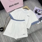 强烈推荐 25年早春夏系列 Miu*新款拼接格纹短袖圆领上衣搭配松紧腰短裤套装 下摆抽绳设计 刺绣字母点缀 两色Sml