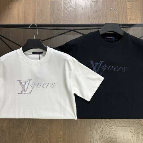 Lv路易威登2025春夏新款字母印花Logo短袖T恤 采用280高克重，胸前字母Logo皇冠重新融合设计，精密立体刺绣。男女同款，三标齐全，久洗不变形。 颜色：