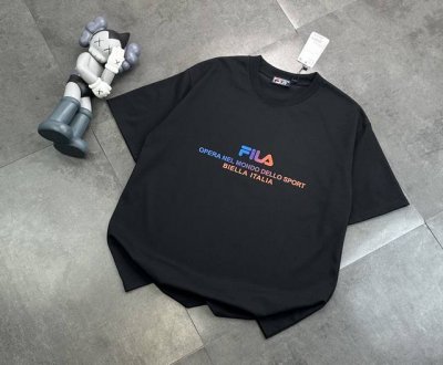 潮牌Fila斐乐胸前印花官网同款同步短袖！胸前Logo点缀胸前，简约又不失时尚感，一眼就狠狠拿捏住了！正肩版型对各种身材都很友好，穿起来整个人显得挺拔又精神，瞬
