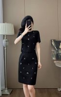 夏季重工钉珠上衣半裙套装！面料：棉 涤纶.氨纶 88.46.60.60 小码数据，依次是胸围，衣长，腰围，裙长 19282 码数：S~Xxl 每大一个码数，胸围