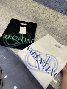 Vltn华伦天奴25 Ss新品春夏首发专柜 最新款短袖圆领T恤高端订制 设计前卫时尚 品牌Logo重工艺设计高端定制欧棉180克面料手感柔软.穿着舒适.专柜级别