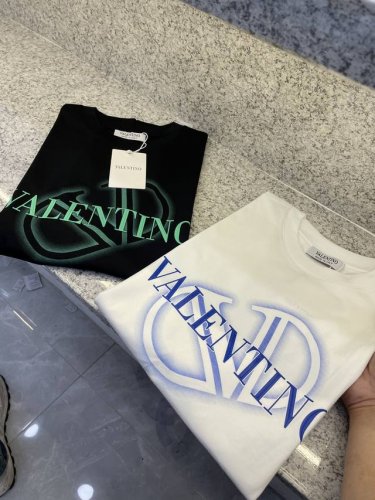 Vltn华伦天奴25 Ss新品春夏首发专柜 最新款短袖圆领T恤高端订制 设计前卫时尚 品牌Logo重工艺设计高端定制欧棉180克面料手感柔软.穿着舒适.专柜级别