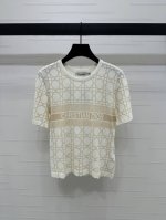 上新原单高端品质 Dio* 2025春夏最新系列！藤格纹针织短袖！定制进口羊毛针织材质 质感高级 通体以藤格纹图案满铺作为亮点配合胸前标语尽显品牌格调！经典圆领