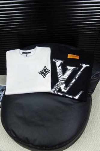 实拍图 顶级版本-款号W07 Louis Vuitton路易威登2025Ss经典Logo印花短袖 圆领短袖采用直筒设计 版型能够很好地修饰身形 使穿着者看起来更