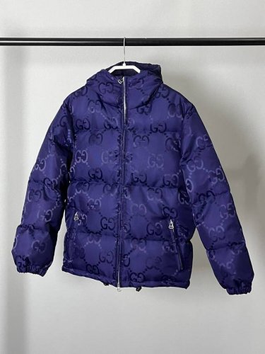 gucci Fw新款双G满Logo连帽羽绒服、这款拉链羽绒服是焕新推出的配饰和成衣系列中的一款 再生尼龙由可回收利用的缝纫线和辅料制成，依托灰色背景突显品牌标志