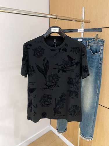 迪奥25Ss春夏 新品 定制蚕丝面料丝滑透气！时尚经典圆领短袖时尚单品设计，更加时尚舒适，高标准定制，上身非常有型，胸前品牌经典Logo 图案 客供辅料，客供进