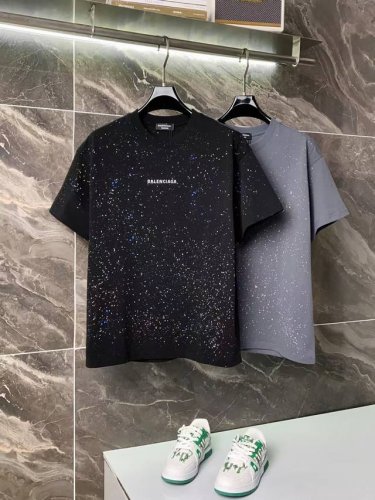 25Ss 新款 巴黎世家 高品质320克 全身繁星喷墨 原版面料 官方同款 短袖T恤 同缸染面料 手感非常舒服 春夏最新砖柜同步 时尚又个性 超级百搭好看 男女
