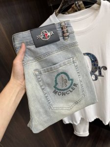 主推 Moncler 2025春季独家专供新款秘蒙口潮男时尚休闲牛仔裤 春季新款裤子 高端欧版原单潮流时尚休闲裤子 透气舒适度高 细节无可挑剔 品牌元素设计理念