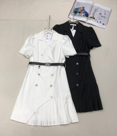 4Io* 2025新款西装压褶连衣裙高级面料 纽扣式版型 搭配经典字母腰带 气质优雅 两色三码Sml
