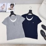 独家款 Miu 25Ss 春夏最新款假两件圆领针织衫日常必备款 永不过时的时尚元素 休闲也高级 针织的品质感T恤是望尘莫及的 搭配牛仔裤约会逛街都能轻松搞定 两