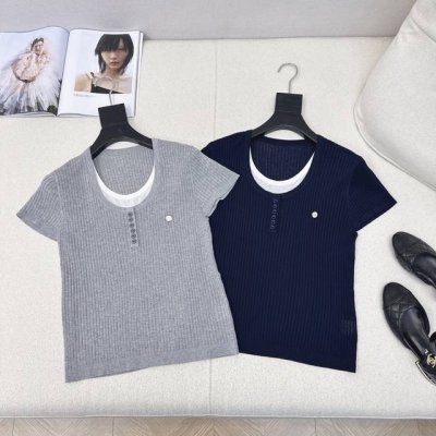 独家款 Miu 25Ss 春夏最新款假两件圆领针织衫日常必备款 永不过时的时尚元素 休闲也高级 针织的品质感T恤是望尘莫及的 搭配牛仔裤约会逛街都能轻松搞定 两