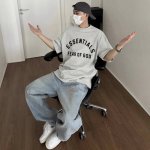 爆款模特图 深灰色 顶级版本Fear Of God Fog Essentials复线23Ss最新款硅胶植绒字母印花短袖 猫眼反光硅胶印花 给人眼前一亮 光夜如新