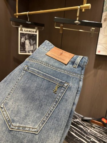 p220 ysl25S春夏男士休闲牛仔裤.......棉质牛仔面料打造 质地柔软又不失筋骨，手感干爽有韧性 经典的标志性品牌徽标，灵魂般的点缀 各项指标皆为上品