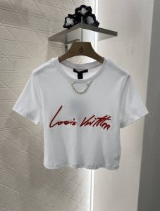 louis Vuitto*2025新品上架 短款刺绣 定制Yb丝光全棉材质 透气舒适 质感十足 短款T恤裁剪 凸显品牌格调 采用克重纯棉制成 垂坠感十足 呈现显