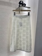 thom Brown*2025新品上架 钩花肌理针织半身裙 定制Yb羊毛纱线织造 柔软亲肤 舒适有型 有明显针织料质感更显份量 弹力针织半裙剪裁 直筒版型收窄腰