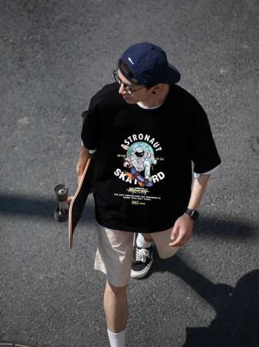 上新！元素碰撞，超级吸睛！Nasa滑板宇航员太空人情侣款圆领短袖T恤，全部采用上等原料，质感好颜色鲜明！ 这种款式上身回头率超高！基础款的圆领Tee,男女均可驾