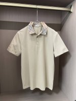 p300 bur 雅致英伦风，经典焕新章 这件米色Polo衫，经典与时尚融合的佳作。柔和的米色，散发着温润、内敛的气质，传递出优雅绅士格调。 标志性的格纹元素于