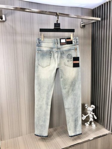Zegna 杰尼亚 2025春夏最新推出男士牛仔裤新品 重工水洗牛仔面料 定制面料和一般牛仔布料比起来 更加柔软舒适 超重工洗水工艺 双工艺洗水 整条裤子 手感