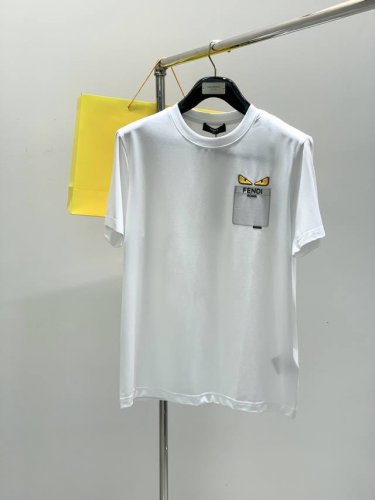 FENDI 芬迪，2025夏季最新品，专柜同步有售，原单狠货，休闲时尚圆领短袖T恤，进口原版面料，顶级印花工艺字母图案logo，独特设计，上身舒适透气，档次极高