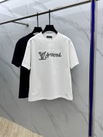 Louis Vuitton 路易威登 2025Fw春夏新品圆领打底外穿T恤，立体感Logo常规半袖纯棉打底T恤，棉，手感面糯有骨感，柔而有韧性。工艺处理，韧性和
