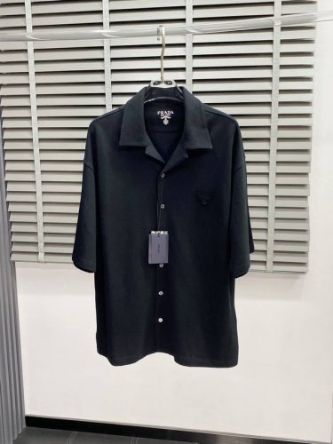 prada普拉达独家专供新款原单男士休闲衬衫 高端定制 高端版本 时尚百搭爆款进口面料 手感超柔软细腻 穿着亲肤舒适 高端精品 代工厂p精细做工 上身非常赞 男
