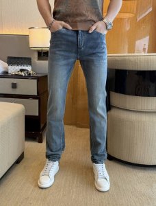 普拉达- 2025Ss蛇年春夏牛仔裤 原单1:1制作 日常必备的完美之选 简单大气亦时尚有型 定制进口丹宁面料 重工洗水工艺 做工复杂工艺精湛 轻松迎合四季需要