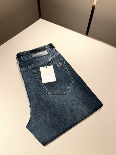 zegna 杰尼亚 2025春夏新款男士休闲牛仔裤，压轴的渠道货出现了！！柜台同步销售！ 毫不夸张的说，此款裤装是原厂代工渠道的货，并不是吹牛的原厂代工，完全是