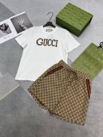 高品质Gucci2025夏季新款白色纯棉圆领T恤胸前贴布绣花Logo提花短裤套装袋纯经典绿红绿织带装饰身上好看高品质Sml