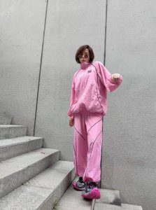 lw罗意威女款休闲运动套装衬衫 胸前品牌Logo刺绣图案 宽松版型剪裁 裤子松紧腰围 时尚与运动的结合 减龄神器 卡其 米